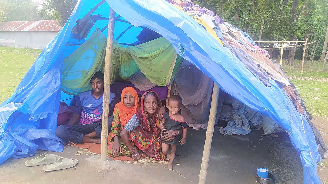 মেয়ে ও তিন নাতি-নাতনিকে নিয়ে পলিথিনের ঘরে থাকেন তফুরা