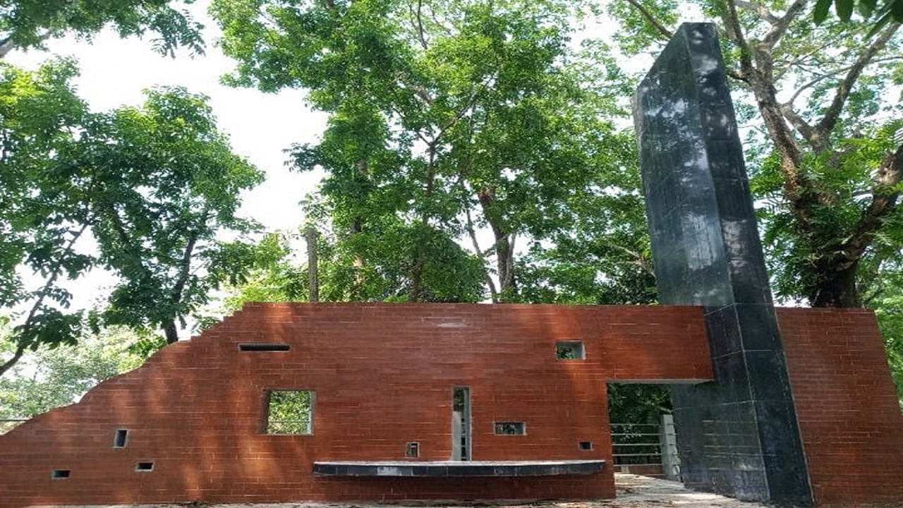 বুরুঙ্গা গণহত্যায় শহীদদের স্মরণে নির্মিত স্মৃতিস্তম্ভ | ছবি: সংগৃহীত