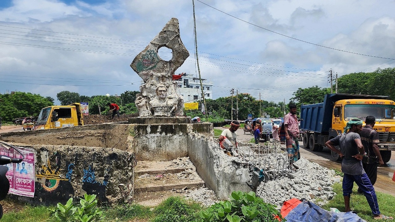 ভাঙছে বীরশ্রেষ্ঠ হামিদুর রহমানের ভাস্কর্য, অন্ধকারে প্রশাসন ও সওজ!